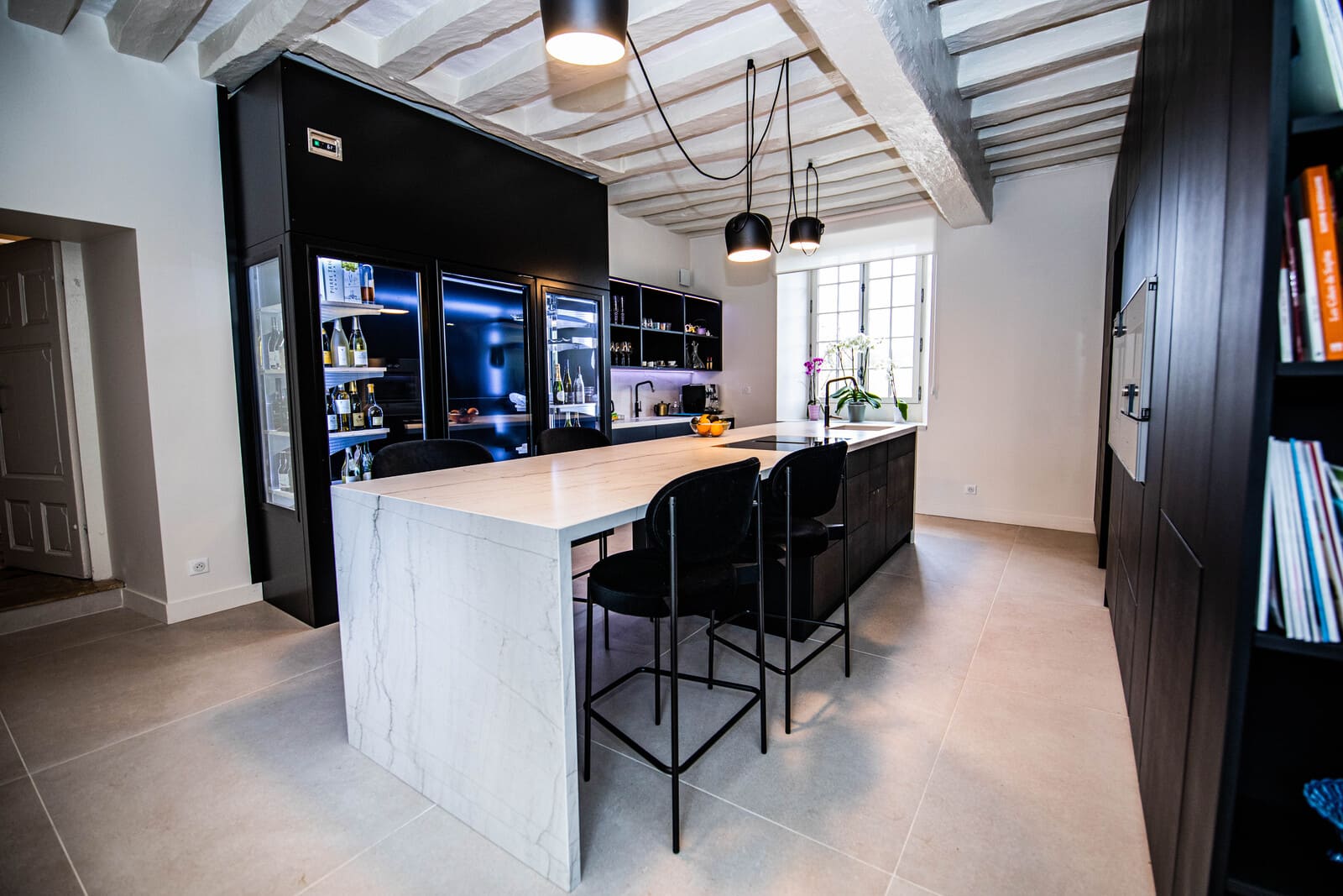 Cuisine contemporaine noire sans poignée