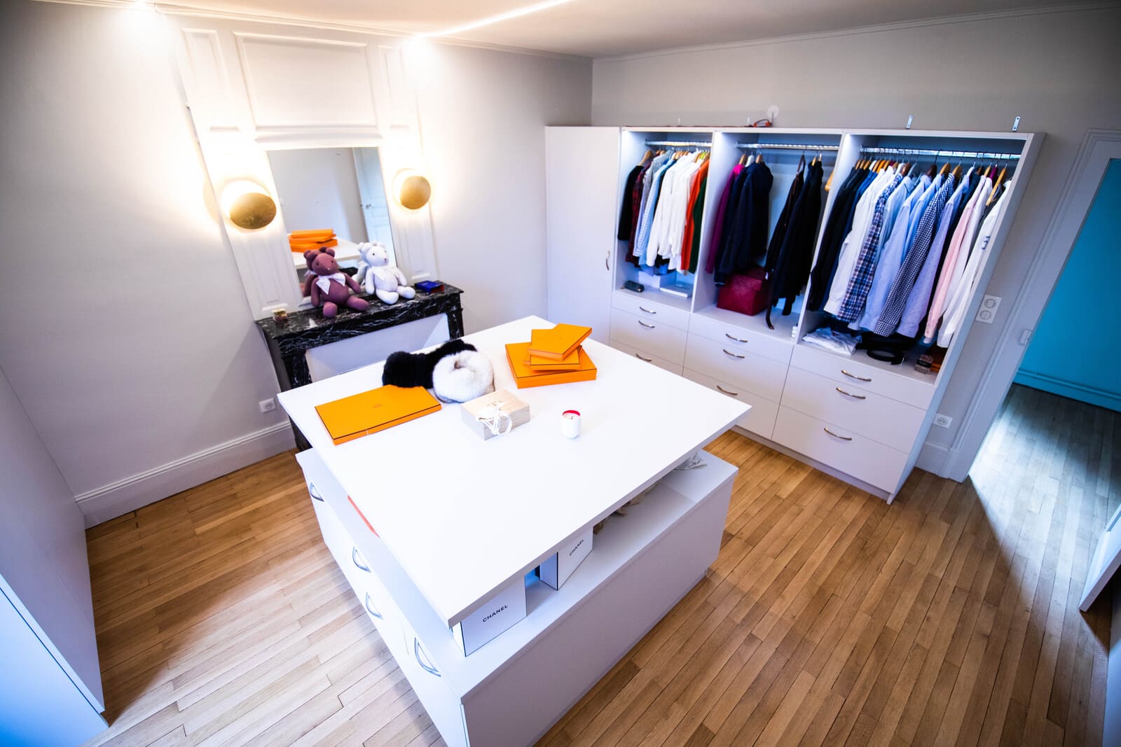 Dressing monochrome