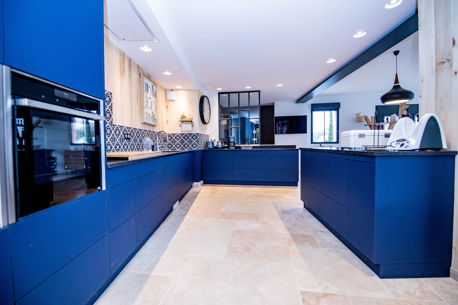 Cuisine bleue pétrole moderne