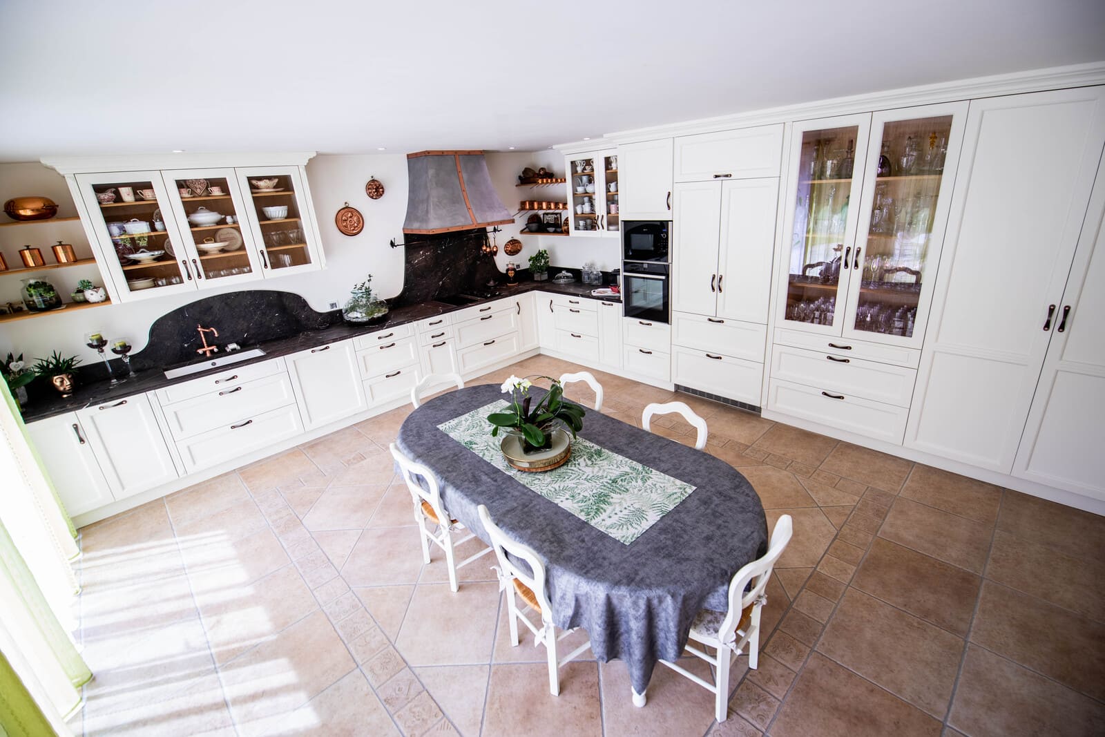 Cuisine de style blanche et cuivre