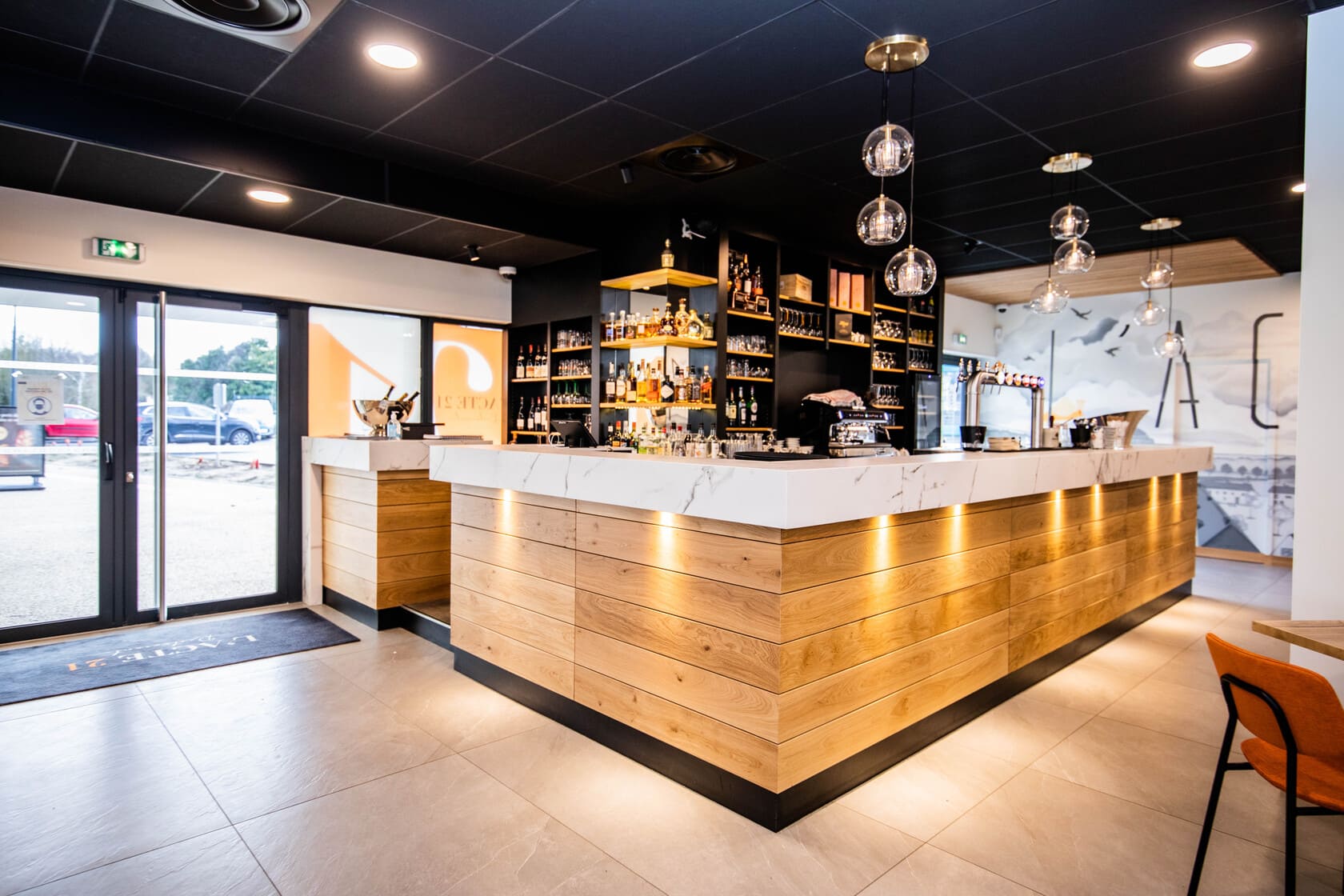 Acte 21 - Saint Avertin Bar avec habillage en lame de chêne Piste en Dekton