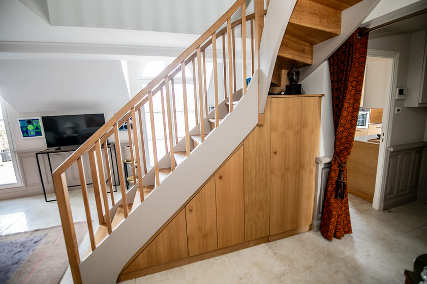 Placard sous escalier pour chaussure balai et produit d'entretien